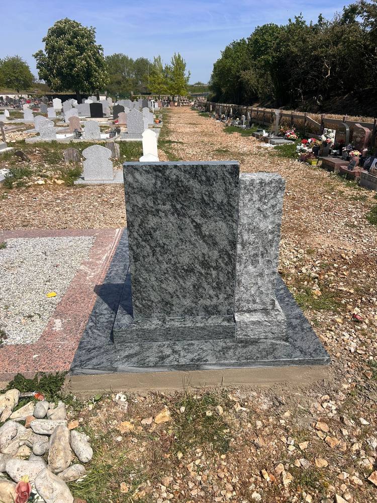 Monument Zona installé dans un cimetière, illustration du service de pose